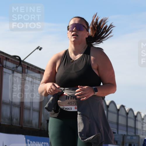 03.10.2025 - Köhlbrandbrückenlauf Luisa Fischer http://msf.ph/oto/9045808 03.10.2025 13:46:04 Ziel 7002, 7003, 9130, 4572, 5327 meine-sportfotos.de