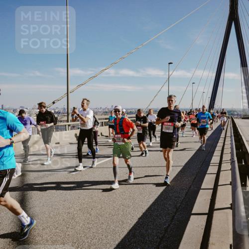 03.10.2025 - Köhlbrandbrückenlauf Michael Burmester http://msf.ph/oto/9045814 03.10.2025 12:28:15 Position 1 4197 meine-sportfotos.de