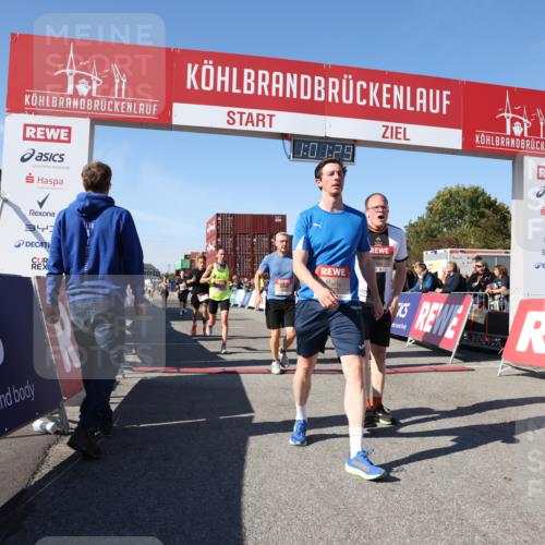03.10.2025 - Köhlbrandbrückenlauf Lena Gebhardt http://msf.ph/oto/9045844 03.10.2025 13:01:30 Ziel 4047, 4073, 4199, 4219, 4220, 4284, 4292, 4304, 5424, 5915, 6187, 6775, 6801 meine-sportfotos.de