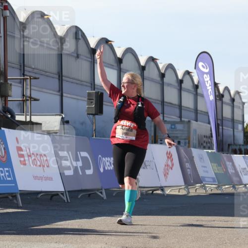 03.10.2025 - Köhlbrandbrückenlauf Luisa Fischer http://msf.ph/oto/9045897 03.10.2025 13:46:26 Ziel 5900 meine-sportfotos.de