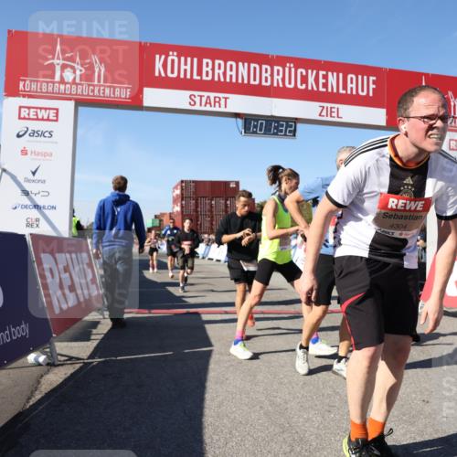 03.10.2025 - Köhlbrandbrückenlauf Lena Gebhardt http://msf.ph/oto/9045898 03.10.2025 13:01:32 Ziel 4047, 4073, 4199, 4219, 4220, 4284, 4292, 4304, 5424, 5915, 6187, 6775, 6801 meine-sportfotos.de