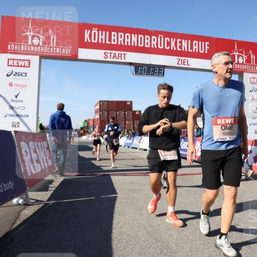 03.10.2025 - Köhlbrandbrückenlauf Lena Gebhardt http://msf.ph/oto/9045937 03.10.2025 13:01:33 Ziel 4047, 4073, 4199, 4219, 4220, 4284, 4292, 4304, 5424, 6187, 6775, 6801 meine-sportfotos.de