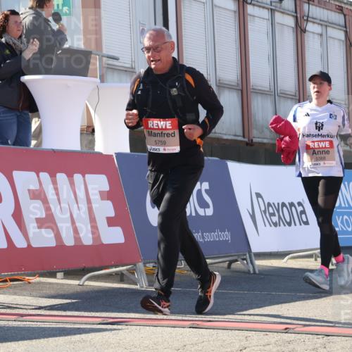 03.10.2025 - Köhlbrandbrückenlauf Luisa Fischer http://msf.ph/oto/9045953 03.10.2025 13:46:47 Ziel 5275, 5388, 5759 meine-sportfotos.de