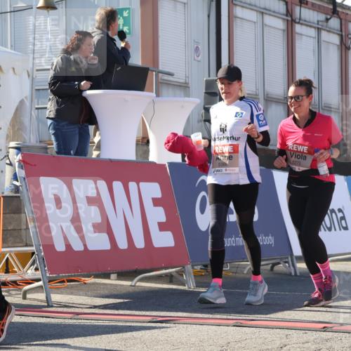 03.10.2025 - Köhlbrandbrückenlauf Luisa Fischer http://msf.ph/oto/9045969 03.10.2025 13:46:48 Ziel 5275, 5372, 5388, 5759 meine-sportfotos.de