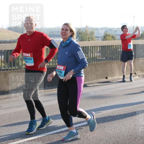 03.10.2025 - Köhlbrandbrückenlauf Lena Gebhardt http://msf.ph/oto/9045978 03.10.2025 09:27:59 Position 1 2321, 3814 meine-sportfotos.de