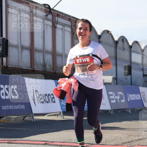 03.10.2025 - Köhlbrandbrückenlauf Luisa Fischer http://msf.ph/oto/9046005 03.10.2025 13:46:56 Ziel 7034, 5275, 5295, 5372, 5388, 5759, 6558 meine-sportfotos.de