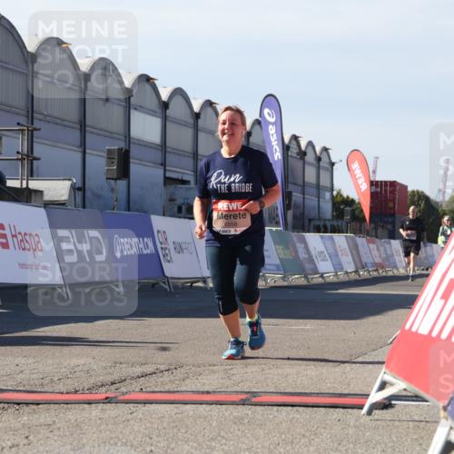 03.10.2025 - Köhlbrandbrückenlauf Luisa Fischer http://msf.ph/oto/9046009 03.10.2025 13:46:57 Ziel 7034, 5275, 5295, 5372, 5388, 5759, 6558 meine-sportfotos.de