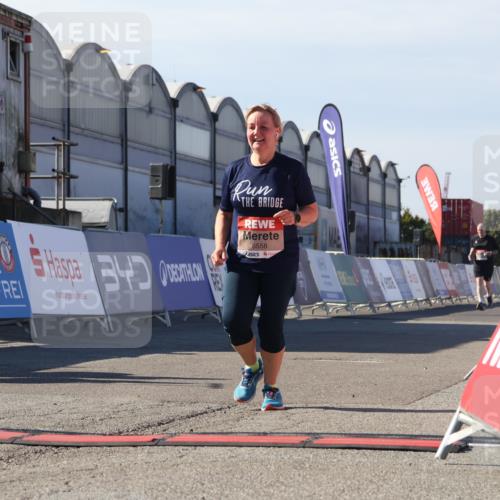 03.10.2025 - Köhlbrandbrückenlauf Luisa Fischer http://msf.ph/oto/9046012 03.10.2025 13:46:57 Ziel 7034, 5275, 5295, 5372, 5388, 5759, 6558 meine-sportfotos.de