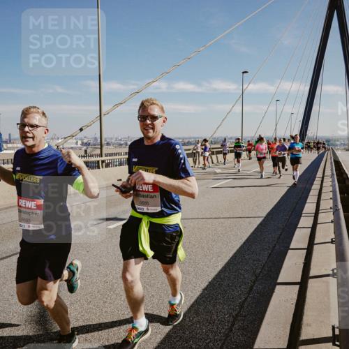 03.10.2025 - Köhlbrandbrückenlauf Michael Burmester http://msf.ph/oto/9046038 03.10.2025 12:28:28 Position 1 6686, 6685 meine-sportfotos.de