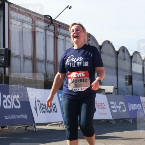 03.10.2025 - Köhlbrandbrückenlauf Luisa Fischer http://msf.ph/oto/9046043 03.10.2025 13:46:59 Ziel 7034, 5275, 5295, 5372, 5388, 6558 meine-sportfotos.de