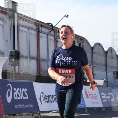 03.10.2025 - Köhlbrandbrückenlauf Luisa Fischer http://msf.ph/oto/9046049 03.10.2025 13:46:59 Ziel 7034, 5275, 5295, 5372, 5388, 6558 meine-sportfotos.de