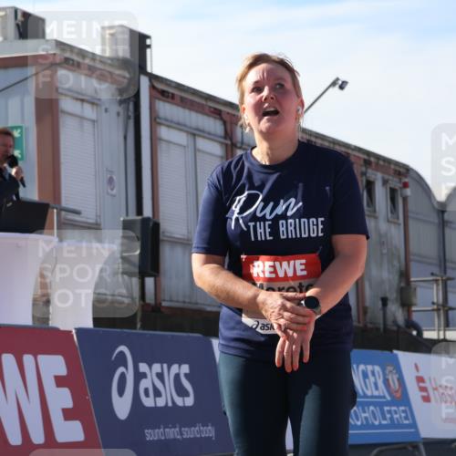 03.10.2025 - Köhlbrandbrückenlauf Luisa Fischer http://msf.ph/oto/9046055 03.10.2025 13:47:00 Ziel 7034, 5275, 5295, 5372, 5388, 6558 meine-sportfotos.de