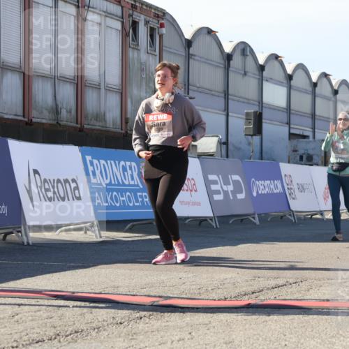 03.10.2025 - Köhlbrandbrückenlauf Luisa Fischer http://msf.ph/oto/9046084 03.10.2025 13:47:10 Ziel 7015, 5136, 5635, 5636, 6073 meine-sportfotos.de