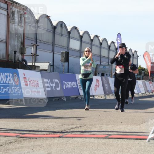 03.10.2025 - Köhlbrandbrückenlauf Luisa Fischer http://msf.ph/oto/9046100 03.10.2025 13:47:11 Ziel 7015, 5136, 5293, 5635, 5636, 6073 meine-sportfotos.de