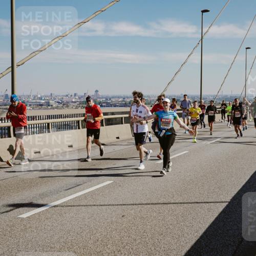 03.10.2025 - Köhlbrandbrückenlauf Michael Burmester http://msf.ph/oto/9046113 03.10.2025 12:28:36 Position 1  meine-sportfotos.de