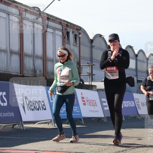 03.10.2025 - Köhlbrandbrückenlauf Luisa Fischer http://msf.ph/oto/9046117 03.10.2025 13:47:13 Ziel 7015, 5136, 5293, 5635, 5636, 6073 meine-sportfotos.de