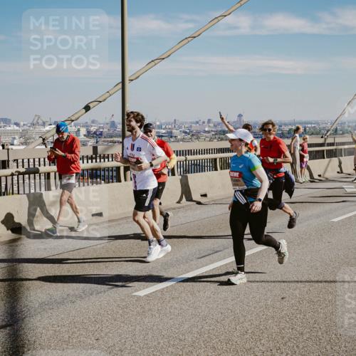 03.10.2025 - Köhlbrandbrückenlauf Michael Burmester http://msf.ph/oto/9046132 03.10.2025 12:28:37 Position 1  meine-sportfotos.de