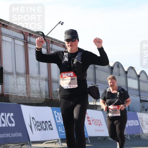 03.10.2025 - Köhlbrandbrückenlauf Luisa Fischer http://msf.ph/oto/9046135 03.10.2025 13:47:15 Ziel 7015, 5136, 5293, 5635, 5636, 6073 meine-sportfotos.de