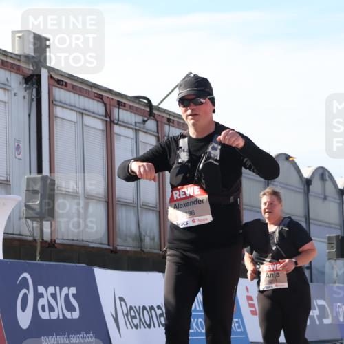 03.10.2025 - Köhlbrandbrückenlauf Luisa Fischer http://msf.ph/oto/9046139 03.10.2025 13:47:15 Ziel 7015, 5136, 5293, 5635, 5636, 6073 meine-sportfotos.de