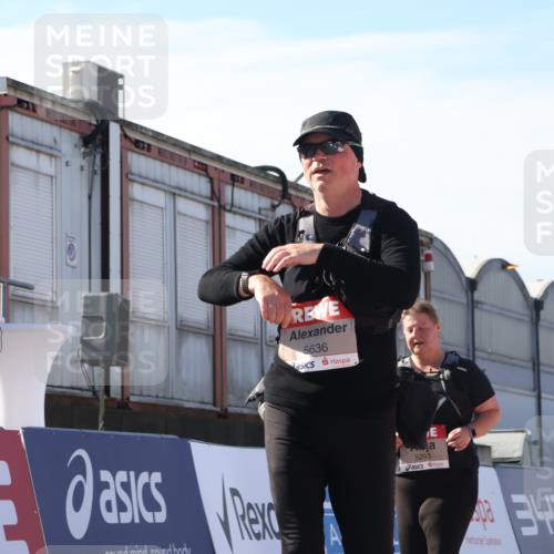 03.10.2025 - Köhlbrandbrückenlauf Luisa Fischer http://msf.ph/oto/9046141 03.10.2025 13:47:15 Ziel 7015, 5136, 5293, 5635, 5636, 6073 meine-sportfotos.de