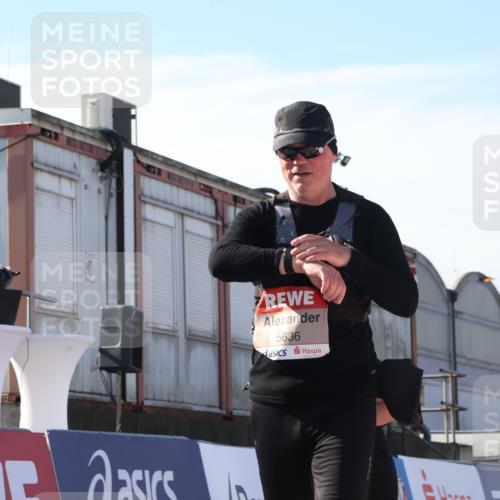 03.10.2025 - Köhlbrandbrückenlauf Luisa Fischer http://msf.ph/oto/9046147 03.10.2025 13:47:16 Ziel 7015, 5136, 5293, 5635, 5636, 6073 meine-sportfotos.de
