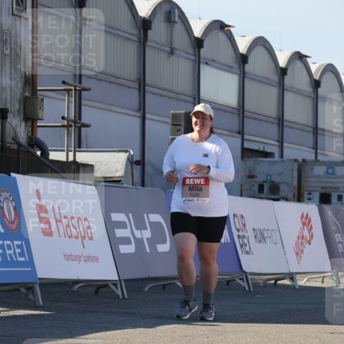 03.10.2025 - Köhlbrandbrückenlauf Luisa Fischer http://msf.ph/oto/9046151 03.10.2025 13:47:24 Ziel 5293, 5534, 5635, 5636 meine-sportfotos.de