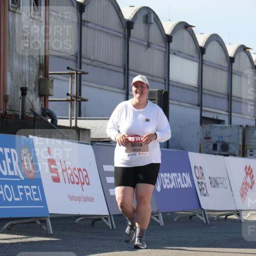 03.10.2025 - Köhlbrandbrückenlauf Luisa Fischer http://msf.ph/oto/9046162 03.10.2025 13:47:25 Ziel 8787, 5293, 5534, 5635, 5636 meine-sportfotos.de