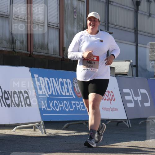 03.10.2025 - Köhlbrandbrückenlauf Luisa Fischer http://msf.ph/oto/9046174 03.10.2025 13:47:26 Ziel 8787, 5293, 5534 meine-sportfotos.de