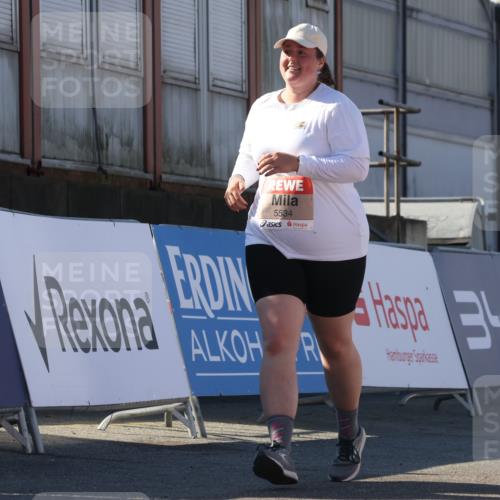 03.10.2025 - Köhlbrandbrückenlauf Luisa Fischer http://msf.ph/oto/9046178 03.10.2025 13:47:27 Ziel 8787, 5293, 5534 meine-sportfotos.de