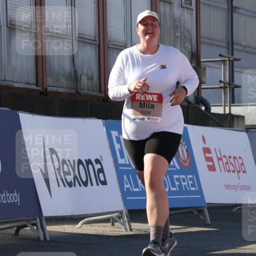 03.10.2025 - Köhlbrandbrückenlauf Luisa Fischer http://msf.ph/oto/9046183 03.10.2025 13:47:27 Ziel 8787, 5293, 5534 meine-sportfotos.de
