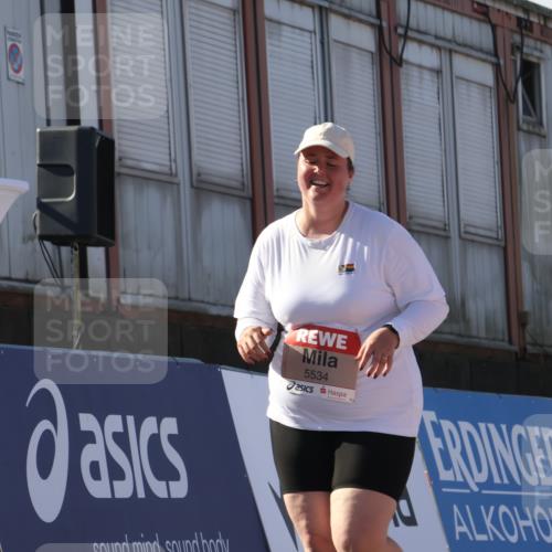 03.10.2025 - Köhlbrandbrückenlauf Luisa Fischer http://msf.ph/oto/9046184 03.10.2025 13:47:28 Ziel 8787, 5534 meine-sportfotos.de