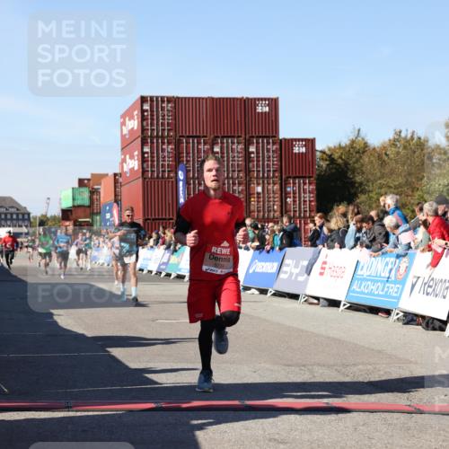 03.10.2025 - Köhlbrandbrückenlauf Lena Gebhardt http://msf.ph/oto/9046199 03.10.2025 13:01:50 Ziel 4162, 4206, 4257, 4258, 5671, 5692, 5718, 5739 meine-sportfotos.de