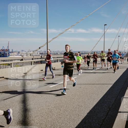 03.10.2025 - Köhlbrandbrückenlauf Michael Burmester http://msf.ph/oto/9046213 03.10.2025 12:28:43 Position 1 4330 meine-sportfotos.de