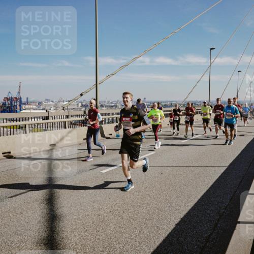 03.10.2025 - Köhlbrandbrückenlauf Michael Burmester http://msf.ph/oto/9046220 03.10.2025 12:28:43 Position 1  meine-sportfotos.de