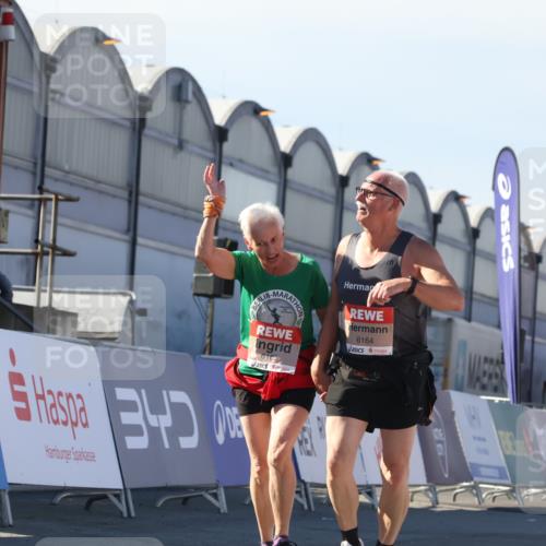 03.10.2025 - Köhlbrandbrückenlauf Luisa Fischer http://msf.ph/oto/9046223 03.10.2025 13:48:09 Ziel 6164, 6165 meine-sportfotos.de