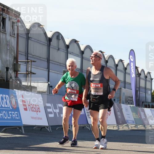 03.10.2025 - Köhlbrandbrückenlauf Luisa Fischer http://msf.ph/oto/9046227 03.10.2025 13:48:09 Ziel 6164, 6165 meine-sportfotos.de