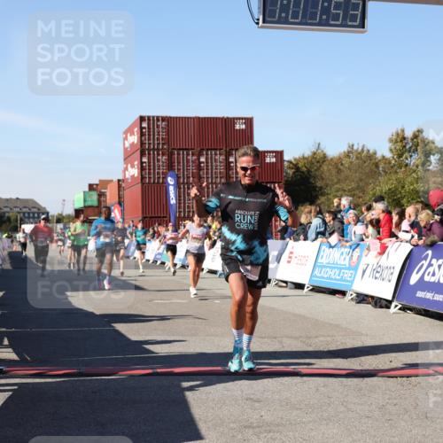 03.10.2025 - Köhlbrandbrückenlauf Lena Gebhardt http://msf.ph/oto/9046248 03.10.2025 13:01:54 Ziel 4025, 4118, 4162, 4206, 4258, 4543, 5671, 5692, 5703, 5718, 5739, 6235 meine-sportfotos.de