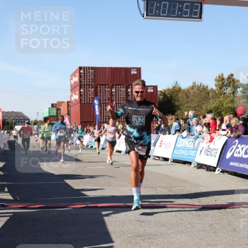 03.10.2025 - Köhlbrandbrückenlauf Lena Gebhardt http://msf.ph/oto/9046252 03.10.2025 13:01:54 Ziel 4025, 4118, 4162, 4206, 4258, 4543, 5671, 5692, 5703, 5718, 5739, 6235 meine-sportfotos.de
