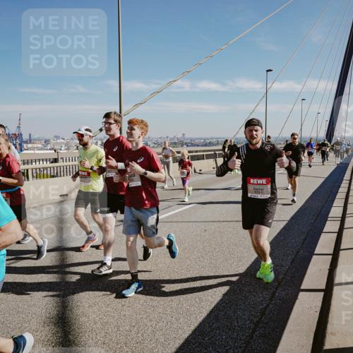 03.10.2025 - Köhlbrandbrückenlauf Michael Burmester http://msf.ph/oto/9046281 03.10.2025 12:28:46 Position 1 6744 meine-sportfotos.de