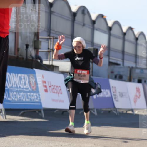 03.10.2025 - Köhlbrandbrückenlauf Luisa Fischer http://msf.ph/oto/9046283 03.10.2025 13:48:17 Ziel 4824, 5735, 6164, 6165 meine-sportfotos.de