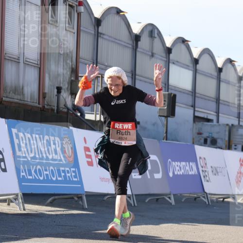 03.10.2025 - Köhlbrandbrückenlauf Luisa Fischer http://msf.ph/oto/9046286 03.10.2025 13:48:18 Ziel 4824, 5735, 6164, 6165 meine-sportfotos.de
