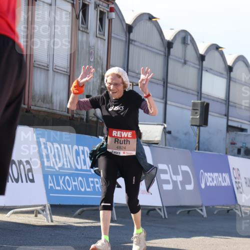 03.10.2025 - Köhlbrandbrückenlauf Luisa Fischer http://msf.ph/oto/9046293 03.10.2025 13:48:18 Ziel 4824, 5735, 6164, 6165 meine-sportfotos.de