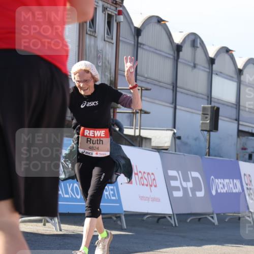 03.10.2025 - Köhlbrandbrückenlauf Luisa Fischer http://msf.ph/oto/9046294 03.10.2025 13:48:18 Ziel 4824, 5735, 6164, 6165 meine-sportfotos.de