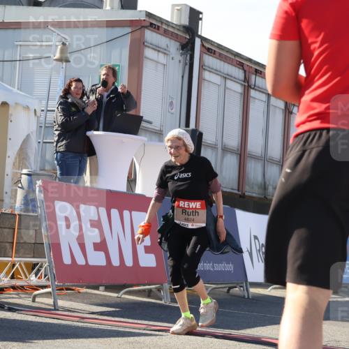 03.10.2025 - Köhlbrandbrückenlauf Luisa Fischer http://msf.ph/oto/9046298 03.10.2025 13:48:20 Ziel 4824, 5735, 6164, 6165 meine-sportfotos.de