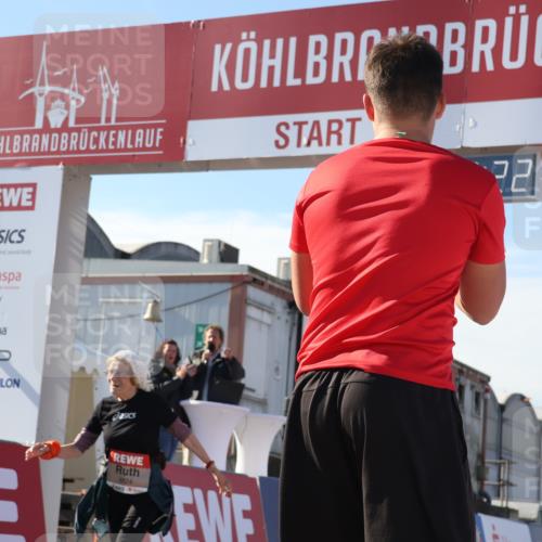 03.10.2025 - Köhlbrandbrückenlauf Luisa Fischer http://msf.ph/oto/9046315 03.10.2025 13:48:20 Ziel 4824, 5735, 6164, 6165 meine-sportfotos.de