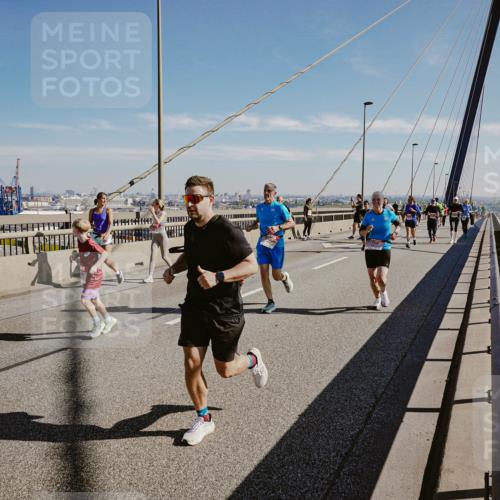 03.10.2025 - Köhlbrandbrückenlauf Michael Burmester http://msf.ph/oto/9046317 03.10.2025 12:28:48 Position 1  meine-sportfotos.de