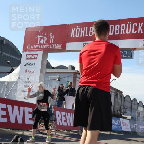 03.10.2025 - Köhlbrandbrückenlauf Luisa Fischer http://msf.ph/oto/9046321 03.10.2025 13:48:21 Ziel 4824, 5735, 6164, 6165 meine-sportfotos.de