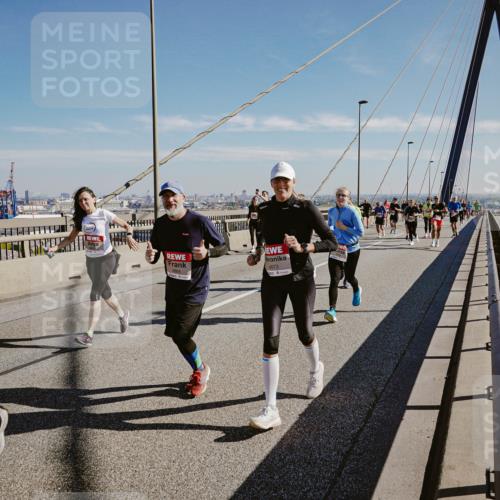 03.10.2025 - Köhlbrandbrückenlauf Michael Burmester http://msf.ph/oto/9046375 03.10.2025 12:28:54 Position 1 448, 4864, 4873 meine-sportfotos.de