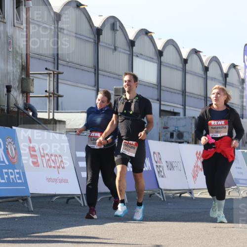 03.10.2025 - Köhlbrandbrückenlauf Luisa Fischer http://msf.ph/oto/9046379 03.10.2025 13:48:49 Ziel 7009, 8871, 4157, 5216, 5497, 5581 meine-sportfotos.de