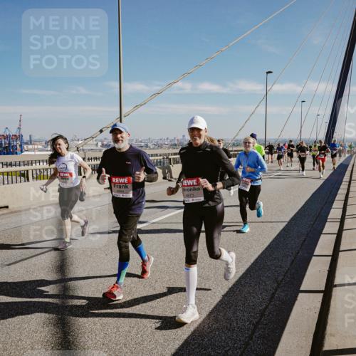 03.10.2025 - Köhlbrandbrückenlauf Michael Burmester http://msf.ph/oto/9046380 03.10.2025 12:28:54 Position 1 4864, 4873 meine-sportfotos.de